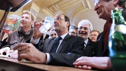 François Hollande dans un café à Moulins (PATRICK KOVARIK / AFP)