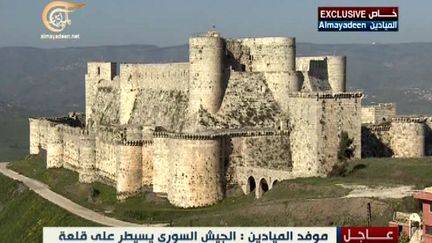 Le drapeau du r&eacute;gime syrien flotte sur le krak des Chevaliers, la citadelle class&eacute;e au patrimoine mondial de l'Unesco, le 20 mars 2014. ( AFP )