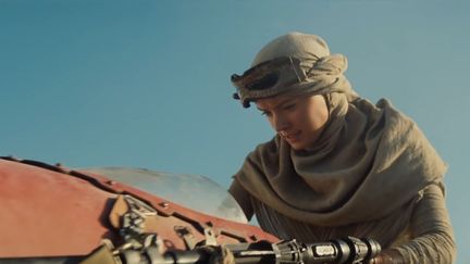 Rey, personnage de "Star Wars : Le R&eacute;veil de la Force", dans une sc&egrave;ne issue de la premi&egrave;re bande-annonce du film. (STAR WARS / YOUTUBE)
