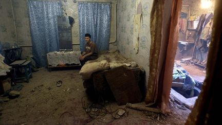 Un habitant sous les décombres dans sa maison à Kramatorsk (Ukraine), le 25 juillet 2022. (ANATOLII STEPANOV / AFP)