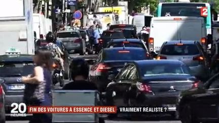 Le ministre de la transition écologique a présenté ce jeudi 6 juillet son "plan climat", qui prévoit notamment "la fin de la vente des voitures à essence et diesel d'ici à 2040. Est-ce réaliste? (FRANCE 2)