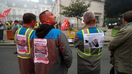 Des salariés de l'entreprise GM&amp;S manifestent devant la préfecture de la Creuse, le 18 mai 2017.&nbsp; (MATHIEU TIJERAS / MAXPPP)