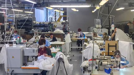 &nbsp;Des ouvriers dans une usine Armani à Trente au nord de l'Italie fabriquent des combinaisons médicales, avril 2020 (HANDOUT / ARMANI GROUP PRESS OFFICE)