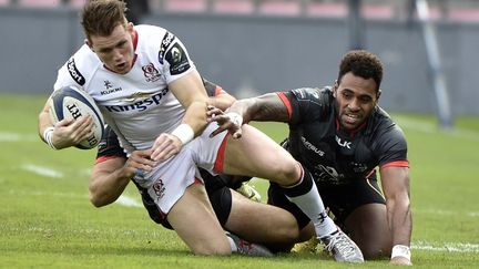 Semi Kutanami (Stade Toulousain) laisse filer Graig Gilroy (Ulster) (PASCAL PAVANI / AFP)