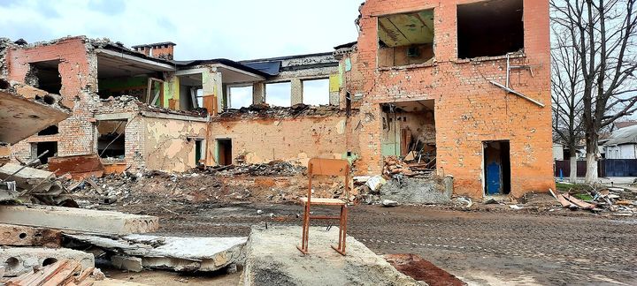 L'école de&nbsp;Tchernihiv a&nbsp;été bombardée le 3 mars 2022. (BENJAMIN THUAU / RADIOFRANCE)