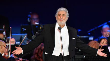 Le chanteur Placido Domingo&nbsp;se produit lors d'un concert à&nbsp;Szeged (Hongrie), le 28 août 2019. (ATTILA KISBENEDEK / AFP)