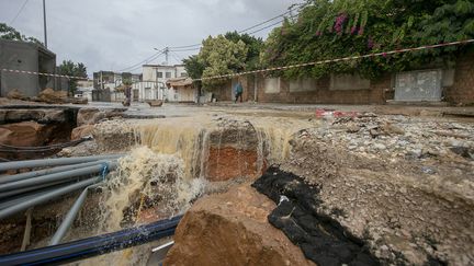 "Les pluies, très attendues dans certaines régions où il n'avait pas plu depuis plusieurs mois, ont été particulièrement fortes dans le gouvernorat de Tunis. Selon l'Institut national de la météorologie, cité par le site webdo.tn, il est tombé de 52 à 78 mm entre le 27 et le 28 octobre 2019. Les quantités d'eau ont été d’autant plus importantes qu''elles se sont abattues durant un laps de temps très court'" précise le site cité par Laurent Ribadeau Dumas, de franceinfo Afrique. A Tunis, la vétusté des infrastructures d'égouts et "le laisser-aller des constructions anarchiques facilitent parfois l’infiltration de l’eau dans certains quartiers" ajoute RFI. (YASSINE GAIDI / ANADOLU AGENCY / AFP)