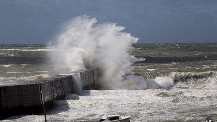 Des vagues g&eacute;antes &agrave; Batz-sur-Mer (Loire-Atlantique), le 24 ao&ucirc;t 2015. (CITIZENSIDE / CAROLINE PAUX / AFP)