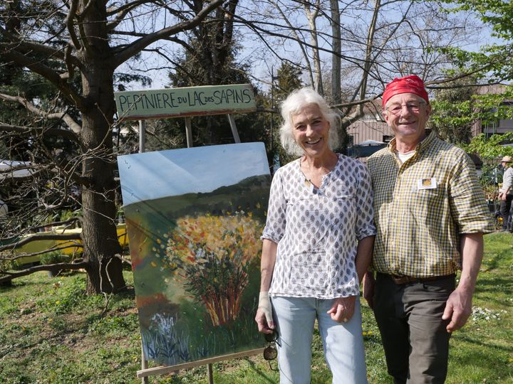 Tamara et Didier Thyllaye du Boullay cultivent leurs plantes dans les Monts du Beaujolais.&nbsp; (ISABELLE MORAND / RADIO FRANCE / FRANCE INFO)