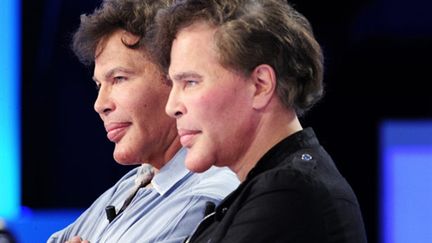 Igor et Grichka Bogdanoff sur le plateau du Grand Journal de Canal +, le 20 octobre 2010 (AFP PHOTO / FRED DUFOUR)