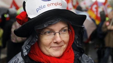 Une employée de Pôle emploi défile lors d'une manifestation le 09 novembre 2010 à Paris (AFP PHOTO / JOEL SAGET)