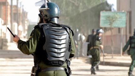 La police anti-émeutes algérienne pendant des émeutes à Oran le 6 janvier 2011 (AFP - STRINGER)