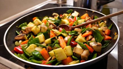 Une poêlée composée de carottes, courgettes, tomates, haricots, champignons et oignons : un plat flexitarien possible. (SOEREN STACHE / DPA-ZENTRALBILD)