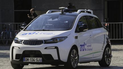 Une voiture sans conducteur présentée à Louvain, en Belgique, au vice-président de la Commission européenne, Maros Sefcovic, le 2 mai 2018. (THIERRY ROGE / BELGA)