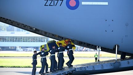 Des porteurs de la Royal Air Force tiennent le cercueil de la reine Elizabeth II, à l'aéroport d'Édimbourg le 13 septembre 2022, avant qu'il ne soit transporté à Buckingham Palace, à Londres.&nbsp; (PAUL ELLIS / POOL / AFP)