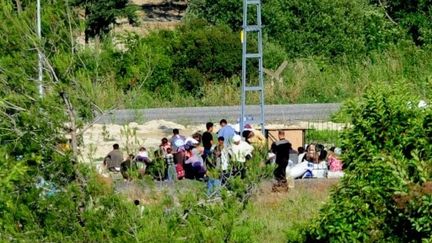 Des réfugiés syriens attendent leur transfert dans un camp de réfugiés, près du village turc de Guvecci (15 juin 2011) (AFP / Mustafa Ozer)