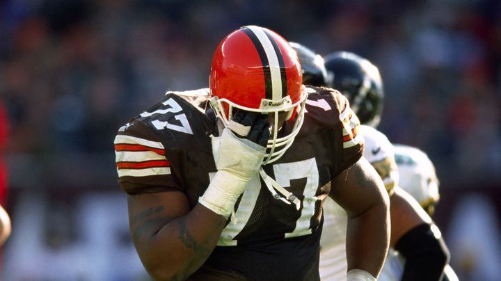 Orlando Brown apr&egrave;s sa blessure due &agrave; un drapeau de p&eacute;nalit&eacute;, le 19 d&eacute;cembre 1999 &agrave; Cleveland. (GEORGE GOJKOVICH / GETTY IMAGES NORTH AMERICA)