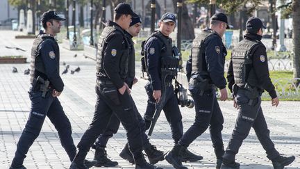 Des officiers de police turcs devant la place de&nbsp;Sultanahmet visée par un attentat-suicide à Istanbul, le 13 janvier 2016. (PETER KNEFFEL / DPA / AFP)