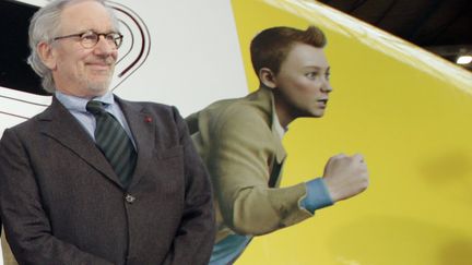 Steven Spielberg pose devant le Thalys aux couleurs de Tintin, dans la gare de de Bruxelles, le 22 octobre 2011. (Thomas Samson / AFP)