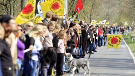 La chaîne des protestataires allemands contre l'énergie nucléaire, le 24 avril 2010 (AFP)