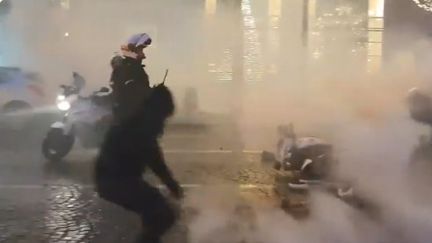 Extrait de la vidéo tournée samedi 22 décembre 2018 par la journaliste Stéphanie Roy&nbsp;aux&nbsp;Champs-Elysées, à Paris.&nbsp; (Stéphanie Roy / TWITTER)