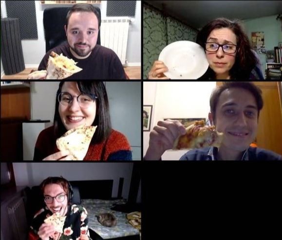 En plein confinement total, des Italiens partagent une pizza sur Skype. (ROBERTO CIGHETTI)