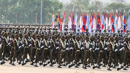 L'armée&nbsp;birmane défile à l'occasion de la Journée des forces armées, à&nbsp;Naypyidaw (Birmanie), le 27 mars 2022.&nbsp; (STR / AFP)