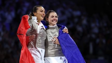 Sara Balzer et Manon Apithy Brunet après la finale du sabre du tournoi d'escrime des Jeux olympiques. (JEAN-MARC LOOS / MAXPPP)