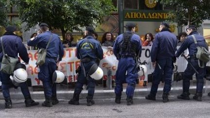 Manifestation à Athènes contre la venue de la troïka, le 20 novembre 2013. (CITIZENSIDE/DIONISIS KALIMERIS/AFP)