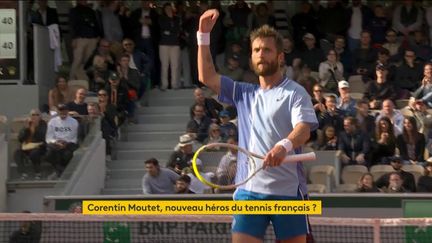 A Roland-Garros, le favori du public et dernier Français en lice est Corentin Moutet, 25 ans.  Le 79e joueur mondial a éliminé trois joueurs mieux classés que lui pour atteindre les huitièmes de finale pour la première fois de sa carrière.