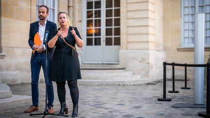 Manuel Bompard et Mathilde Panot, de La France Insoumise, à la sortie de l'hôtel de Matignon après la rencontre avec le chef de l'État et les leaders des différents partis politiques (XOSE BOUZAS / HANS LUCAS)