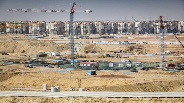 Construction du district financier (au premier plan) et d’un complexe résidentiel (à l’arrière-plan) dans la nouvelle capitale administrative égyptienne, à quelque 50&nbsp;km à l’est du Caire, le 8&nbsp;mars 2019.  (PEDRO COSTA GOMES/AFP)