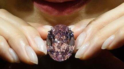 Le diamant "Pink Star" a battu un record de vente le 4 avril 2017 à Hong Kong, atteignant 71,2 millions de dollars chez Sotheby's.
 (Anthony Wallace / AFP)