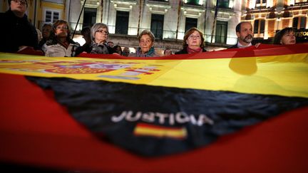 Une association de victimes du terrorisme manifeste contre la lib&eacute;ration de d&eacute;tenus membres de l'ETA, le 27 octobre 2013, &agrave; Burgos (Espagne). (CESAR MANSO / AFP)