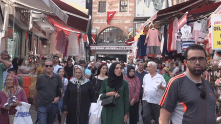 En Turquie, les fluctuations de la monnaie ont des conséquences sur l'économie. Les commerçants sont fragilisés car ils doivent composer avec une livre qui a perdu beaucoup de sa valeur.&nbsp; &nbsp; (France 24)