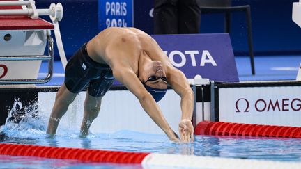 Ugo Didier lors de la finale du 100 m dos des Jeux paralympiques de Paris 2024, à la Paris La Défense Arena, le 3 septembre 2024. (CURUTCHET VINCENT / AFP)