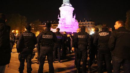 Des policiers en uniforme manifestent place de la République à Paris dans la soirée du 19 octobre 2016. (MUSTAFA SEVGI / ANADOLU AGENCY / AFP)