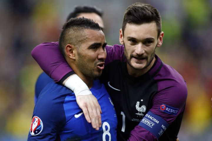 Hugo Lloris prend&nbsp;Dimitri Payet dans ses bras, le 10 juin 2016, après la victoire de la France contre la Roumanie (2-1), au Stade de France. (MEHDI TAAMALLAH / NURPHOTO / AFP)