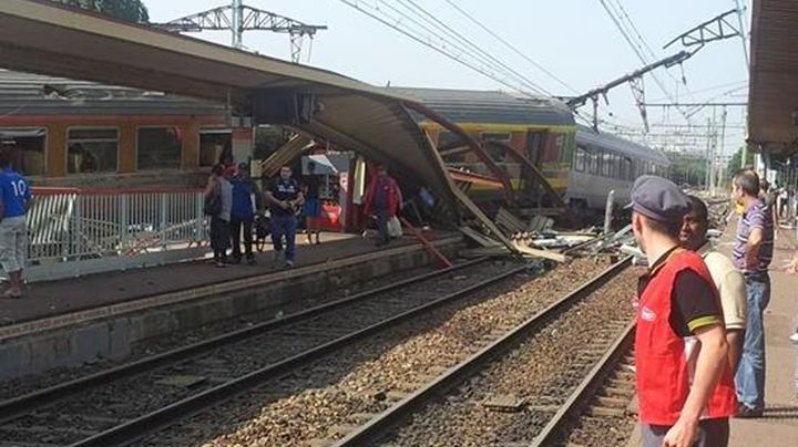 Le d&eacute;raillement d'un train Paris-Limoges en gare de Br&eacute;tigny-sur-Orge (Essonne), le 12 juillet 2013. (AICHAKURDISH / AFP)