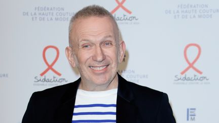 Le couturier Jean Paul Gaultier arrive au dîner de la mode du Sidaction, le 23 janvier 2020, à Paris. (THOMAS SAMSON / AFP)