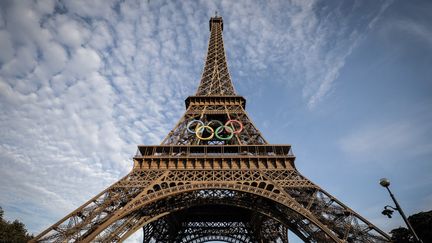 La tour Eiffel ornée des anneaux olympiques le 6 septembre 2024, avant qu'ils soient décrochés car trop lourds. (THIBAUD MORITZ / AFP)