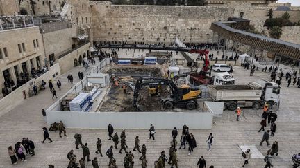 Derrière des palissades opaques : les fouilles au pied du Mur des Lamentations à Jérusalem entreprises en janvier 2023. (MENAHEM KAHANA / AFP)