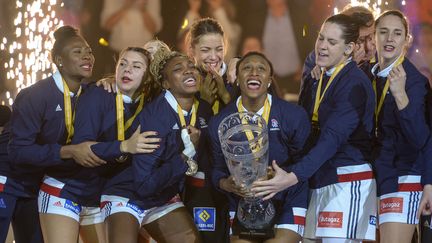 L'équipe de France de handball et sa capitaine,&nbsp;Siraba Dembélé (centre), le 17 décembre 2017 à Hambourg, en Allemagne.&nbsp; (AXEL HEIMKEN / DPA)