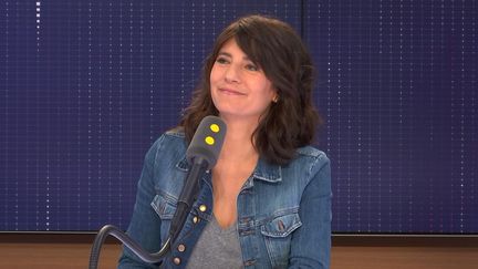 Tous les soirs, Estelle Denis et ses invités débriefent les matches et proposent des jeux autour de l'actualité du foot. (FRANCEINFO / RADIOFRANCE)