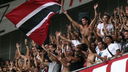 Des supporters niçois à l'Allianz Riviera (JEAN CHRISTOPHE MAGNENET / AFP)