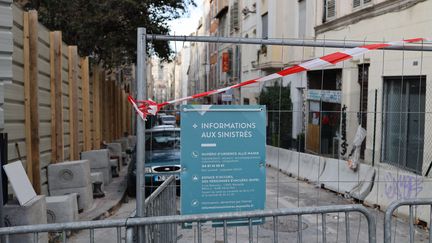 Panneaux d'information aux sinistrés rue d'Aubagne à Marseille, à proximité du 65 rue d'Aubagne où des immeubles se sont effondrés, le 8 janvier 2019. (ALEXANDRE BARLOT / RADIO FRANCE)