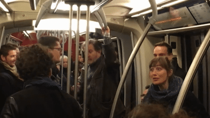 Calendrier de l'Avent : des chanteurs donnent le sourire dans le métro parisien