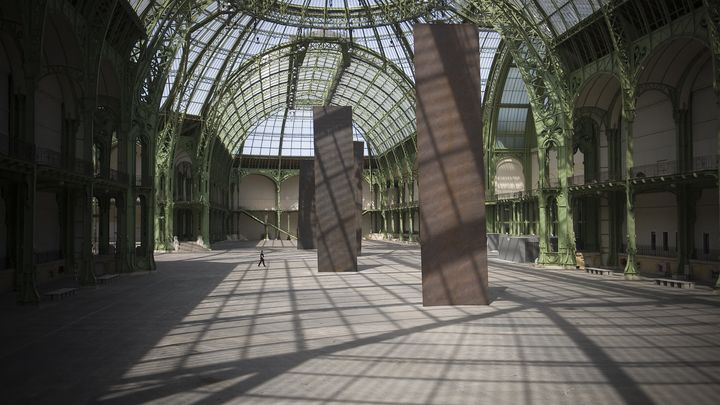 Cinq sculptures massives en acier  créés par le sculpteur américain Richard Serra installées au Grand Palais, à Paris, le 4 mai 2008. (OLIVIER LABAN-MATTEI / AFP)