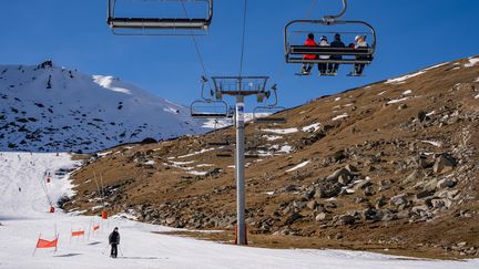 Une piste de la station de La Mongie, dans les Hautes-Pyrénées, le 3 février 2024. (JEAN-MARC BARRERE / HANS LUCAS / AFP)