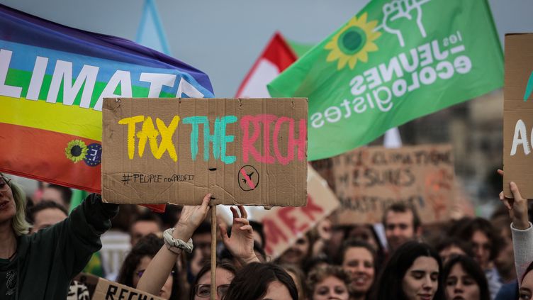 Demonstrators take part in a march for the climate in Bordeaux, September 23, 2022. (THIBAUD MORITZ / AFP)